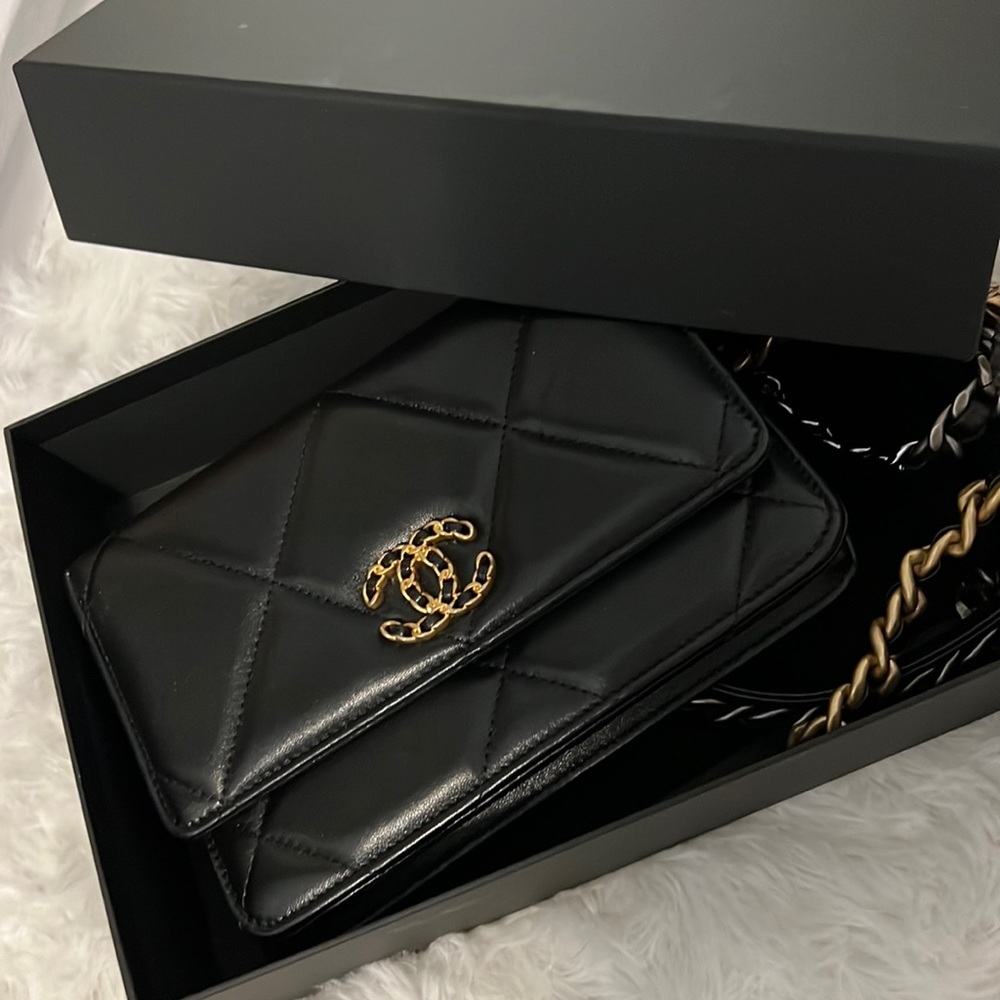 CHANEL 19 Black WOC